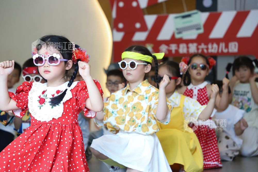 为庆祝“六一”国际儿童节,5月26日,江西省余干县第六幼儿园精心举办“复古回潮,摩登六一”儿童节活动。