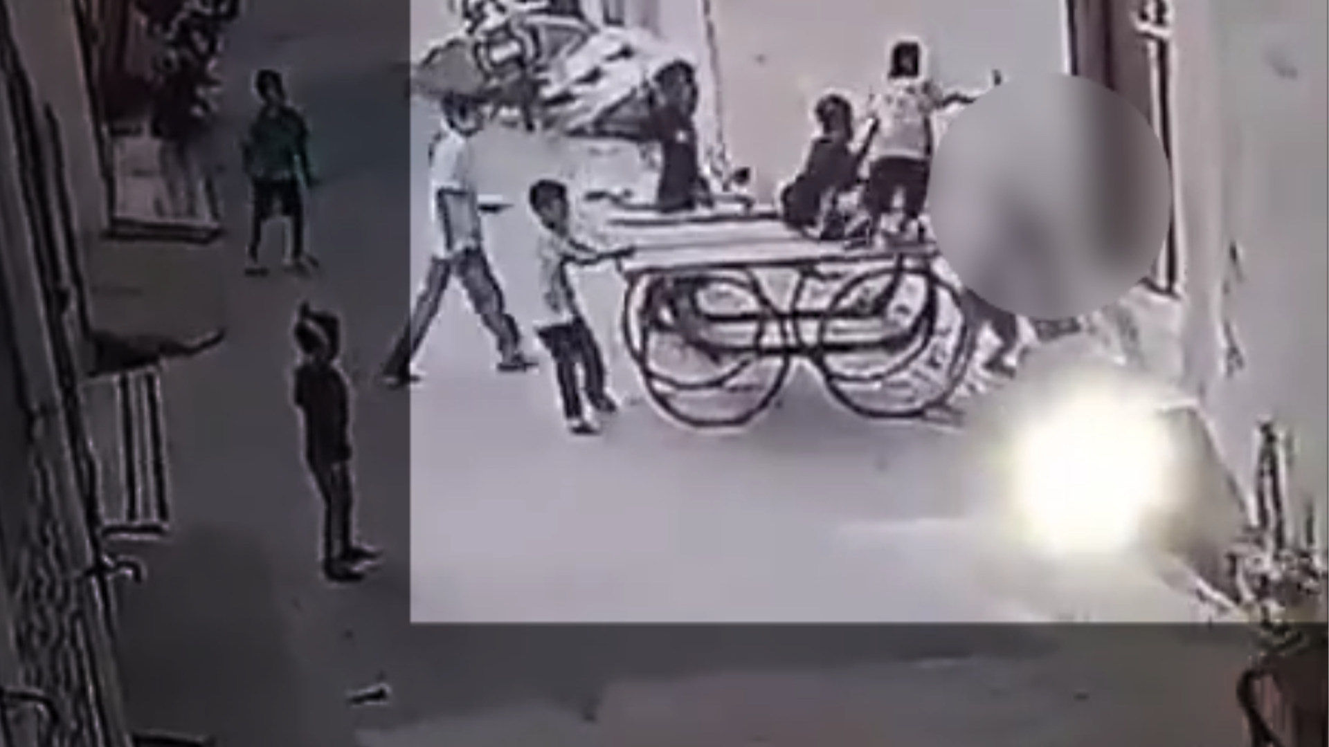 可怕！印度一6岁男孩遭同伴推车挤压脖子后不幸身亡，被撞后起身跑跳几步，随后倒地不起