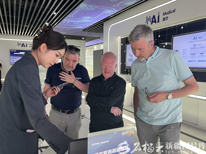 5月26日,北爱尔兰媒体代表团参观新疆软件园。石榴云/新疆日报记者 任春香摄