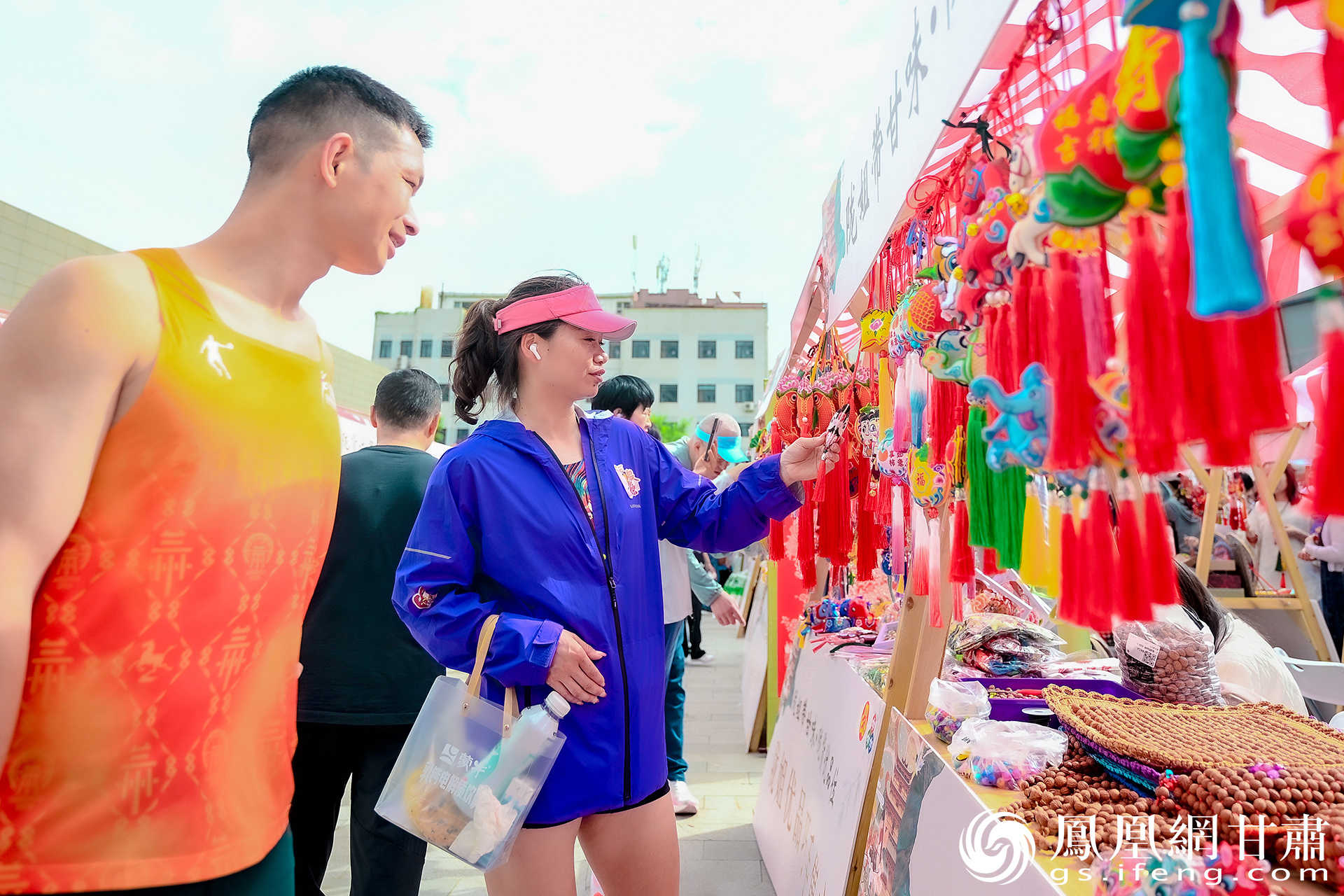 参加兰州马拉松的跑友打卡陇姐优品巧手集市,选购心仪手工艺品。