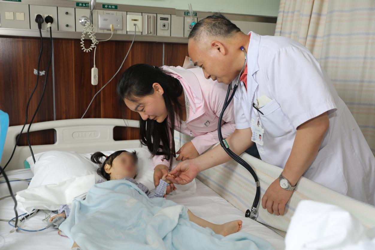 聂林主任到病房探望汐汐