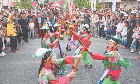 5月25日，农历四月初八，国家级非遗云阳板在陇西上演。云阳板源自陇西“四月八”朝山祈雨仪式，2021年被列入国家级非遗。新定西&middot;定西日报记者　牛小栋　摄