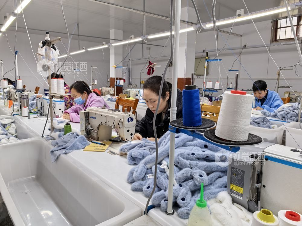 江西某玩具厂加紧生产玩具摄影:李方图