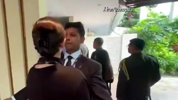 菲律宾防长香格里拉对话会现场刻意躲避中方记者