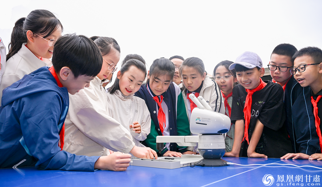 兰州雁园路小学的同学们与机器人下五子棋