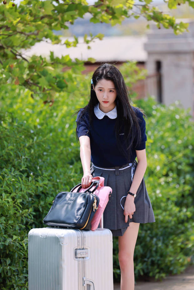 关晓彤穿学生制服。