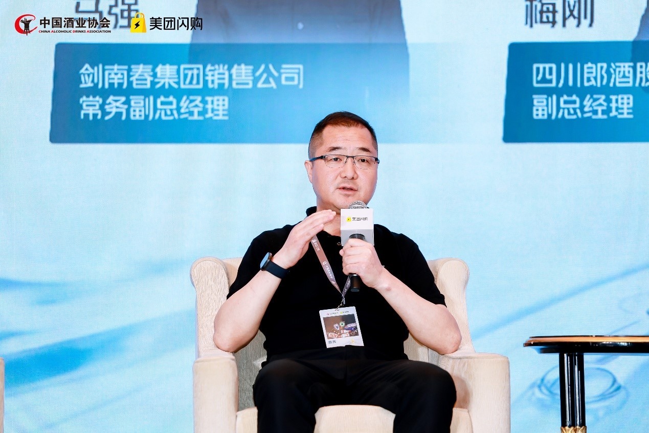 中酒协x美团闪购x九大名酒 联合发布「50ml小酌瓶」,以场景化增长挖掘年轻市场确定性增量