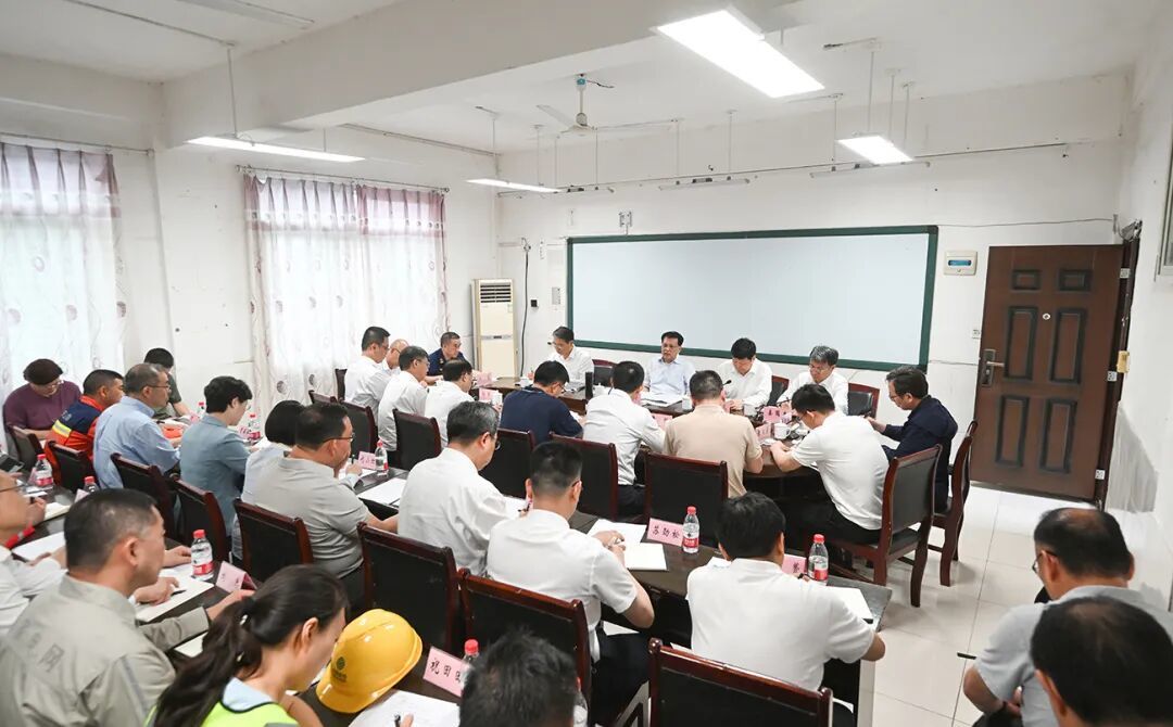 5月25日上午,市委书记袁家军主持召开灾后救援指挥调度现场会。记者 苏思 摄/视觉重庆