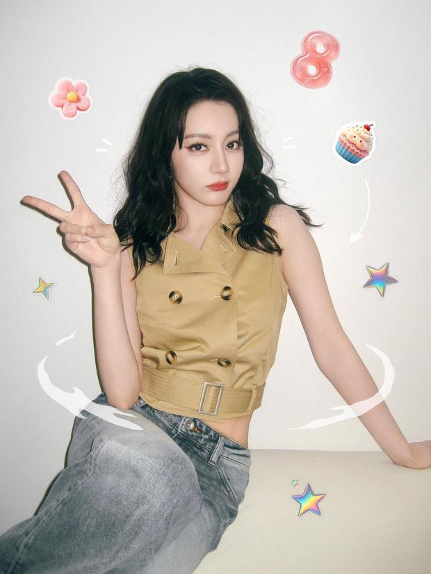 迪丽热巴妆容精致，美貌养眼。