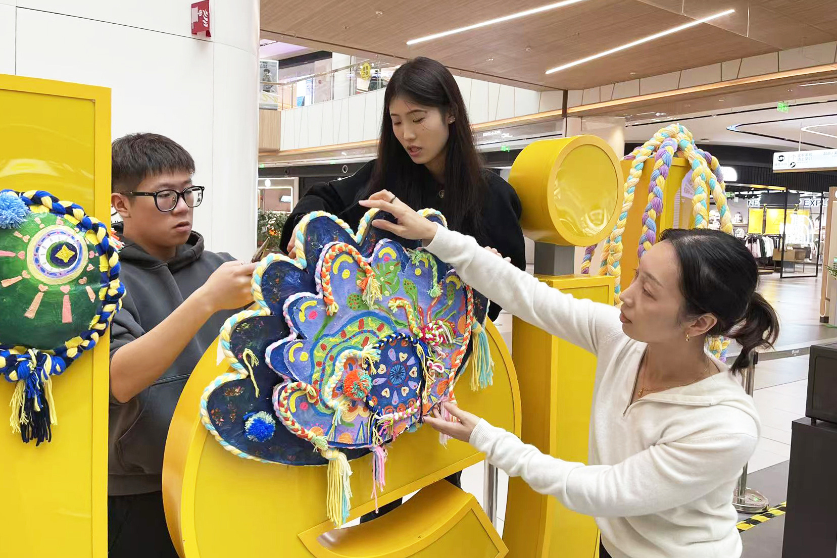 2025年10月,艾德艺术设计学院动脑子工作室师生制作的西安荟聚“Hej!”灯牌