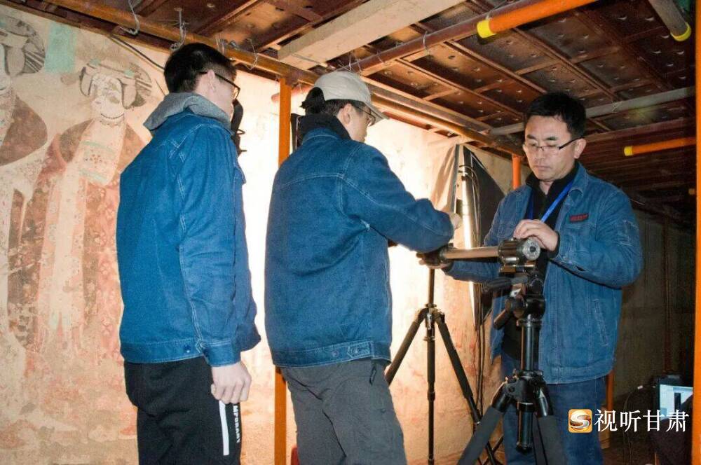 于宗仁在莫高窟第98窟开展高光谱调查壁画