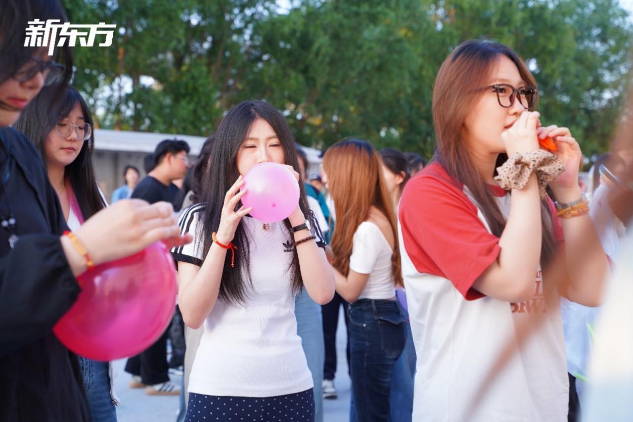 “泉力以赴,圆梦今夏”:济南新东方千名高三学子星光游园会燃情减压