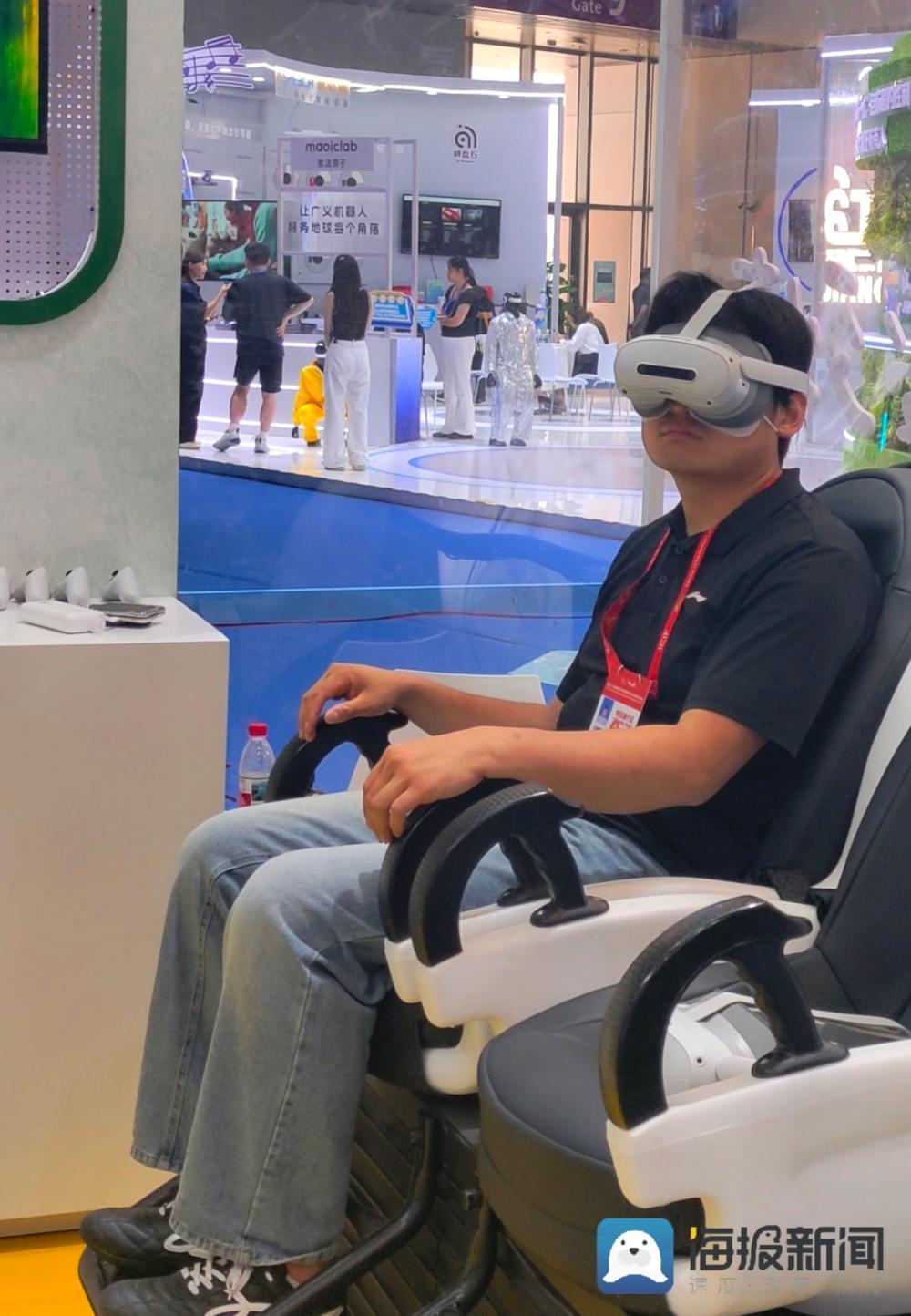 游客在山东展区体验VR游览项目