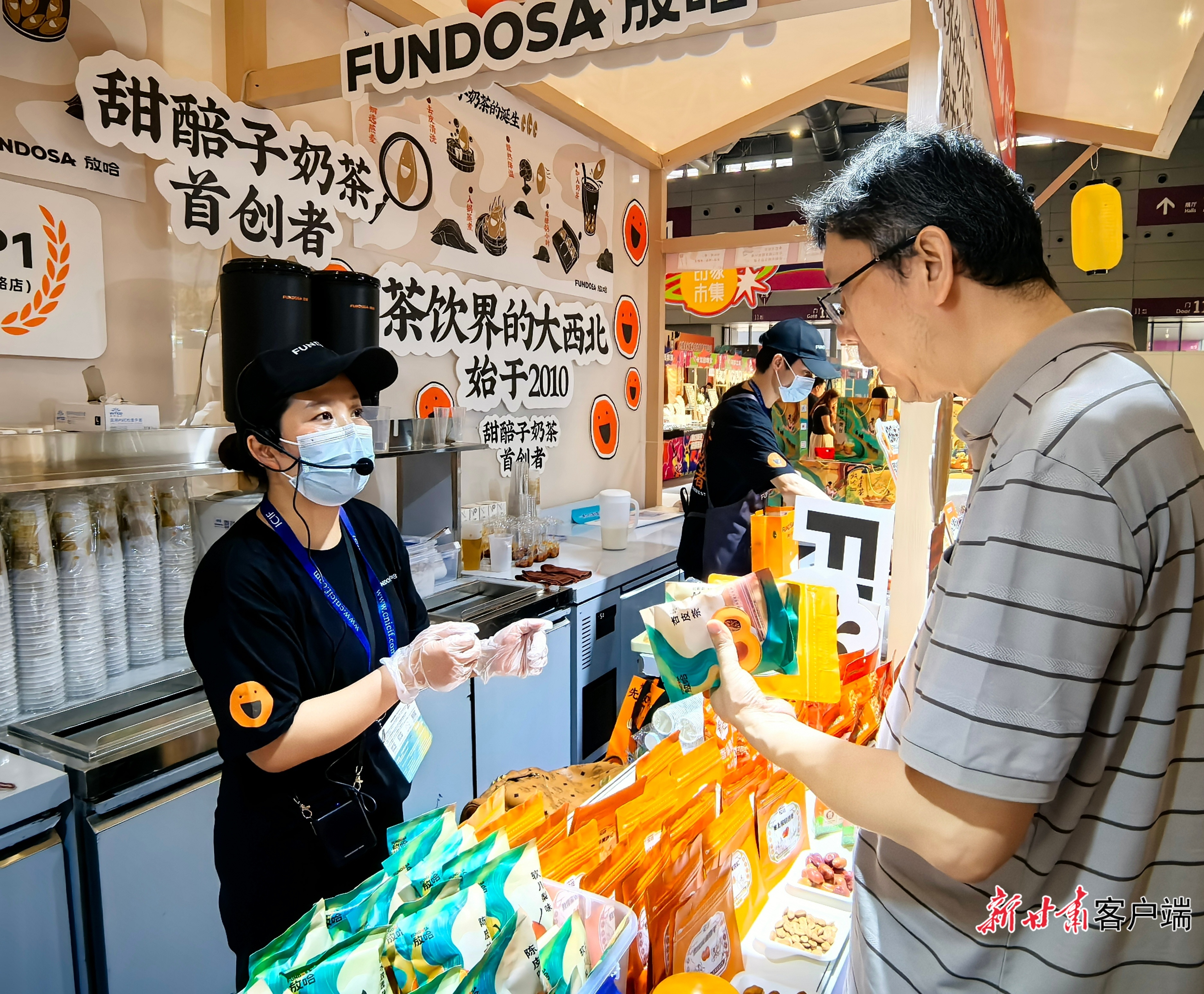 深圳市民热情选购杏皮茶等甘肃好物　图片均由新甘肃&middot;甘肃日报记者白永萍摄