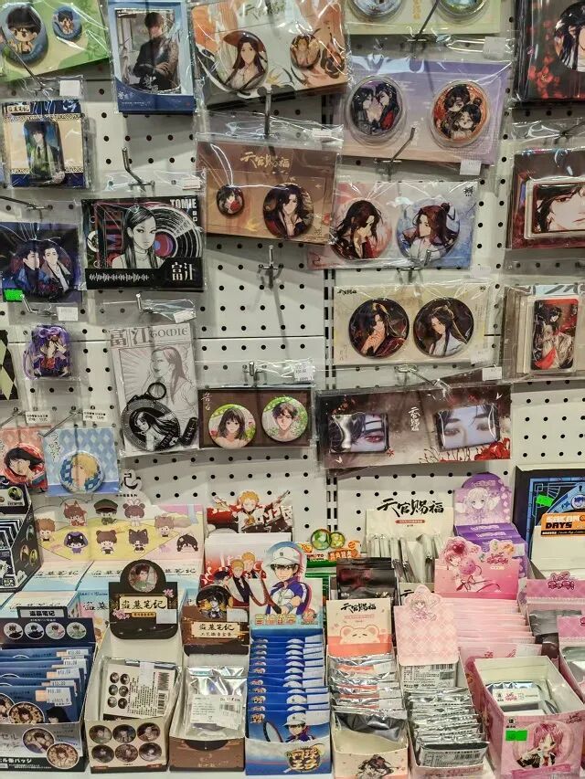 27Y3琳琅满目的二次元周边商品.jpg