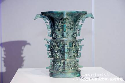 图为活动现场摆放的何尊