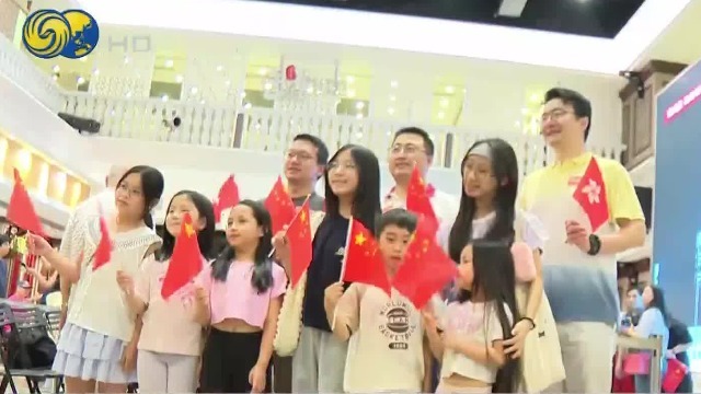逾百位香港市民聚商场看神舟发射直播