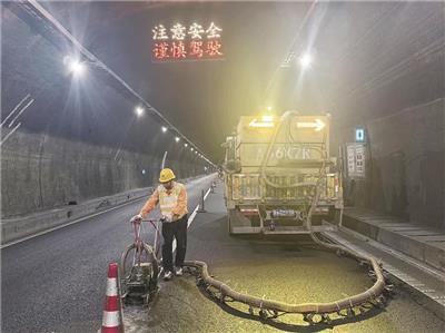 工作人员正在施划路面标线