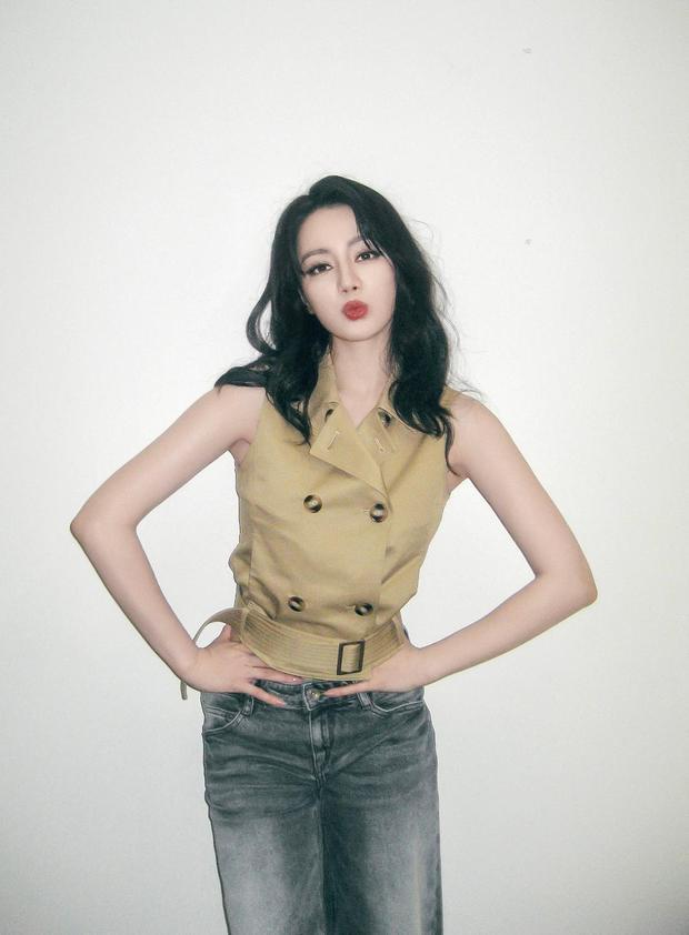 搜狐娱乐讯 28日，迪丽热巴最新营业美照释出，她对着镜头嘟嘴卖萌，十分俏皮可爱，少女感十足。