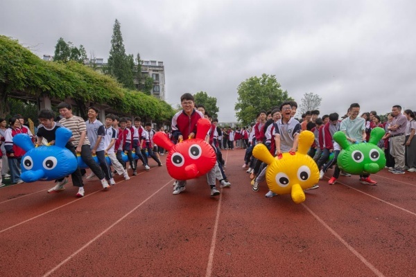 “趣”享运动“味”你喝彩——寿县寿春中学开展七、八年级趣味运动会(图1)