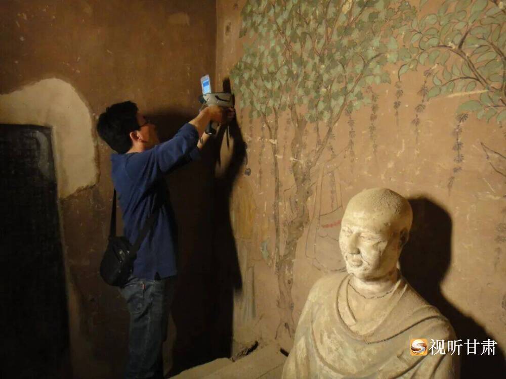 于宗仁在莫高窟藏经洞开展X射线荧光光谱分析