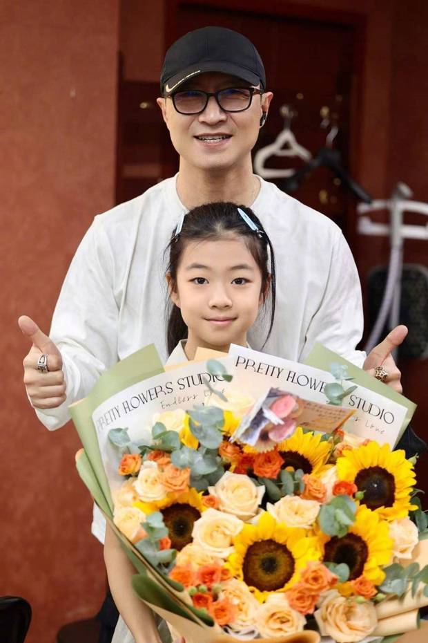 汪峰和女儿醒醒同框合影，父爱满满。