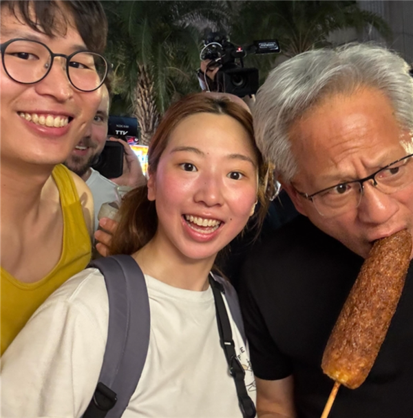 英伟达CEO黄仁勋现身夜市买烤玉米 因付费插队被网友热议