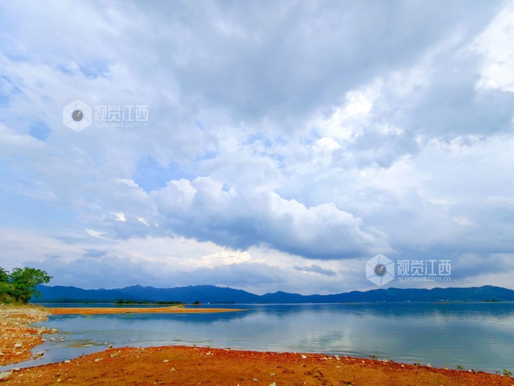 钤阳湖云浅水静,云影垂落湖面、与远山洲渚相映成趣,勾勒出清爽秀美的生态图景。