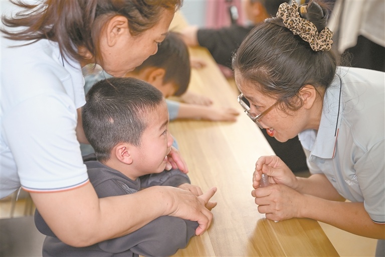 孩子情绪不稳定时,老师们总是耐心安慰。