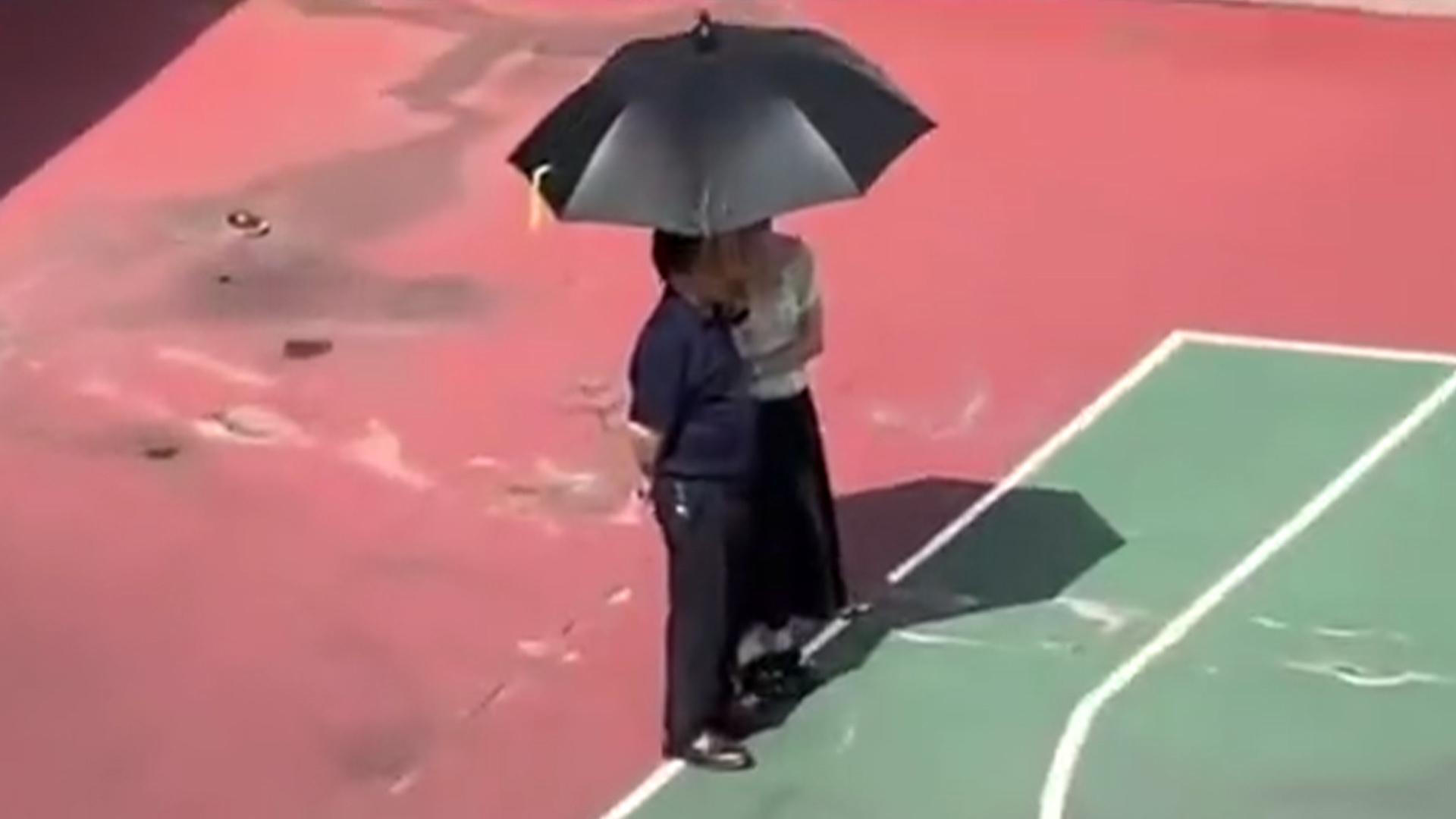 学校辟谣升旗仪式老师给校长打伞：两人系父女，针对谣言已报警