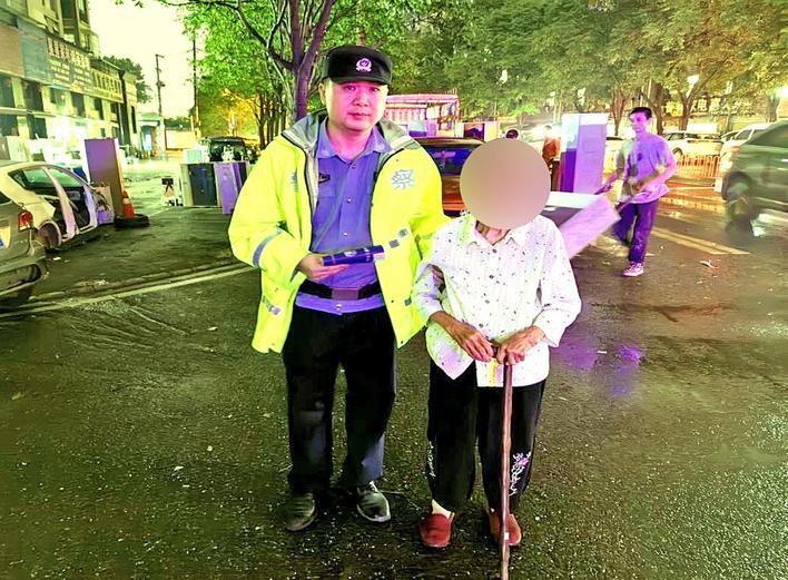 警察与走失的老人 通讯员供图