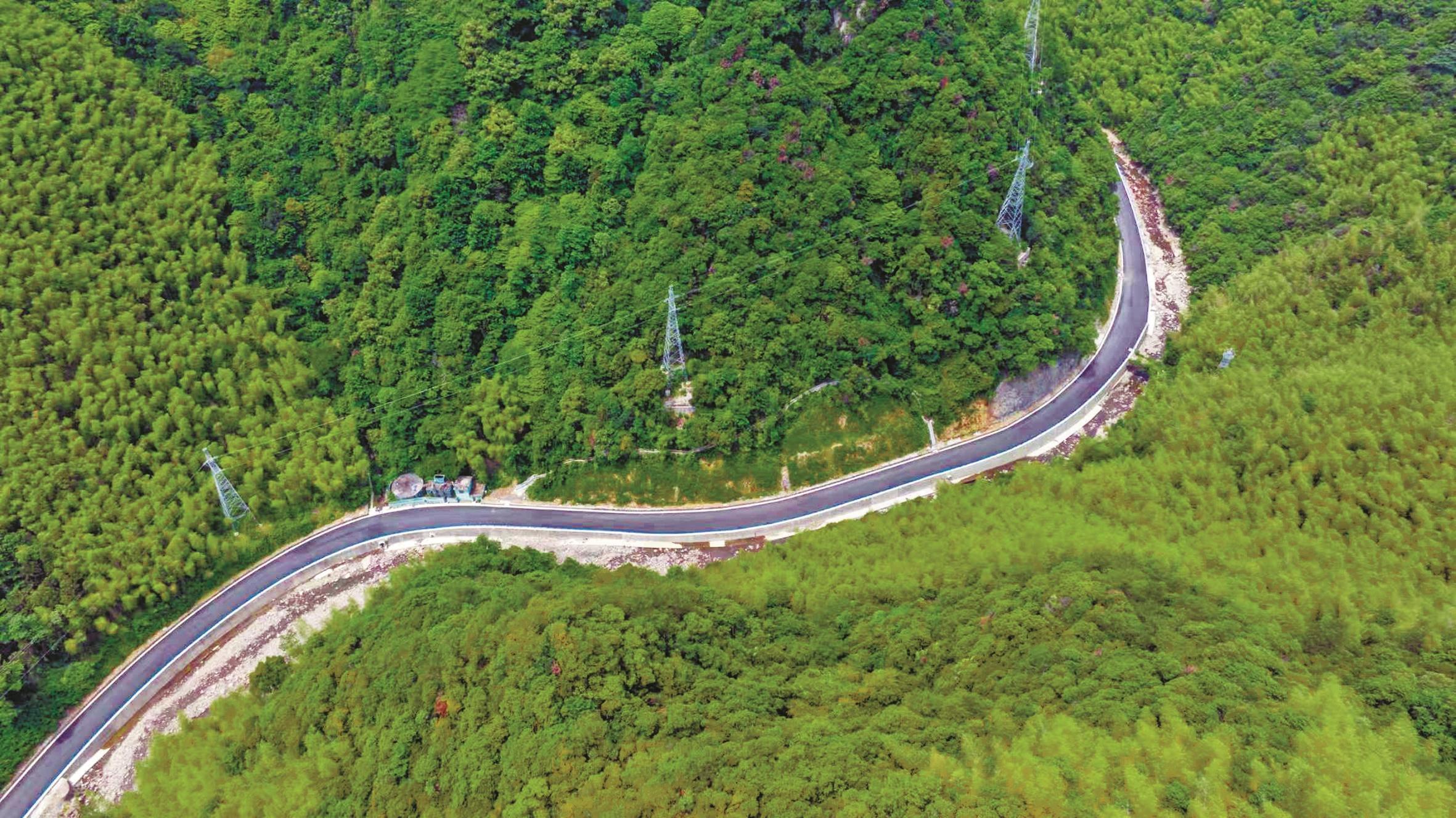 四明山革命老区环线生命安防公路工程部分路段已建成。 (王博 张璐 摄)