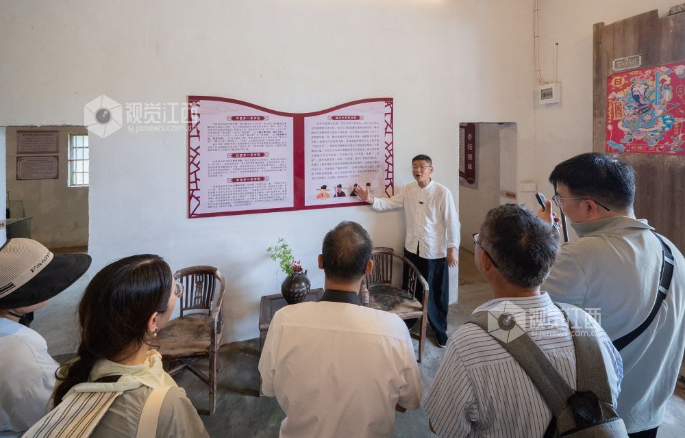 游客在书院感受优秀传统文化的魅力。