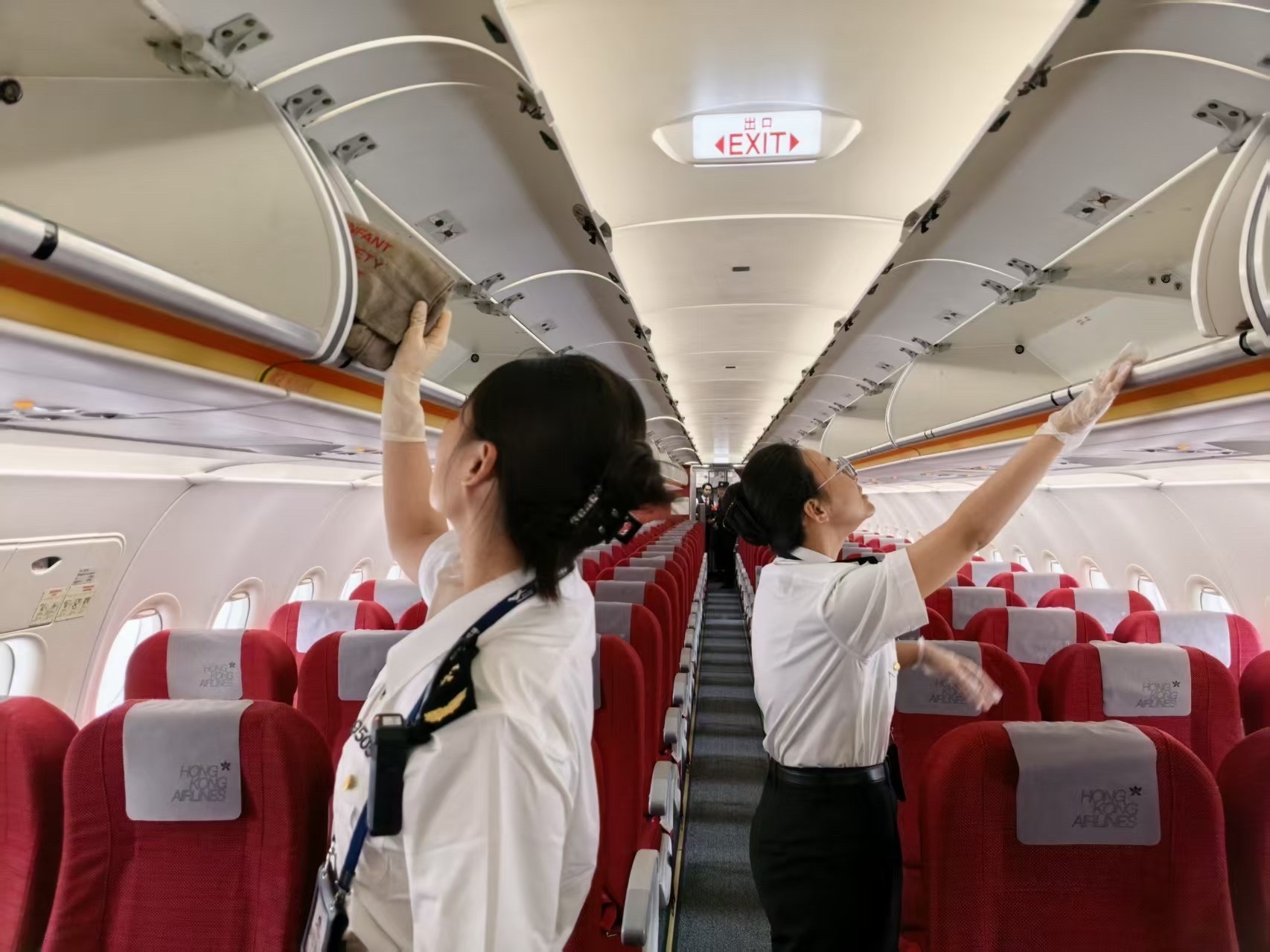 兰州海关所属中川机场海关关员开展航空器登临检查