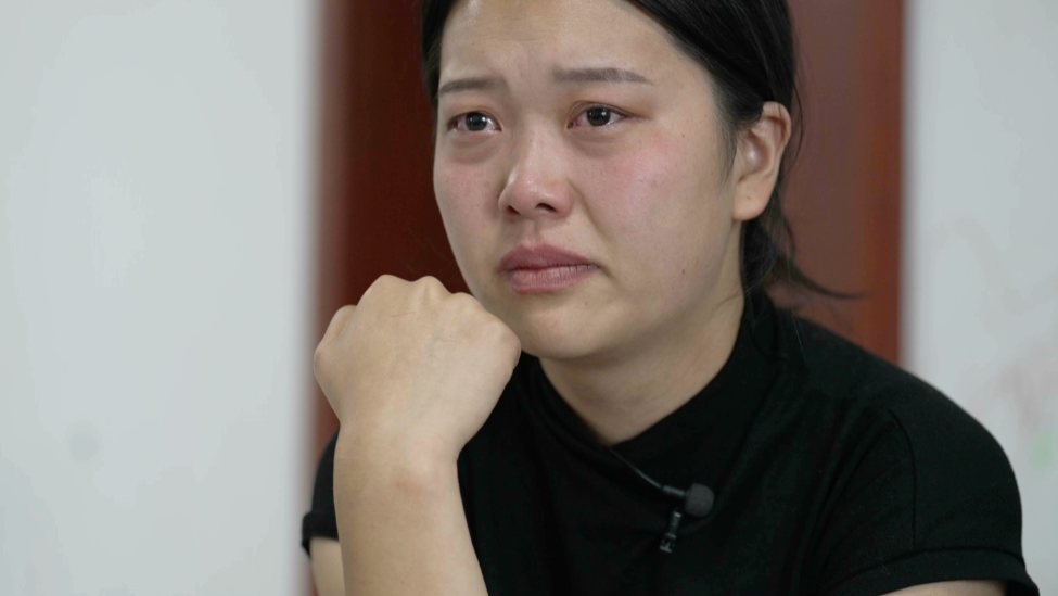 两个听障家庭为给孩子治病，一个00后妈妈花光30万，一个爷爷奶奶贷款交康复学费