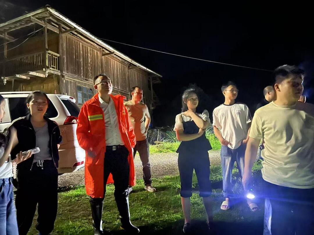 彻夜观察值守的干群