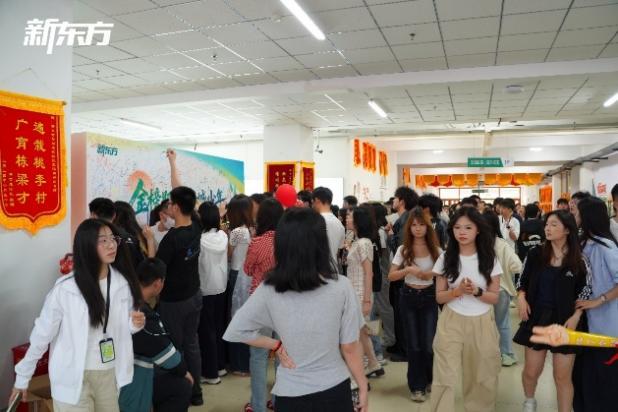 “泉力以赴,圆梦今夏”:济南新东方千名高三学子星光游园会燃情减压