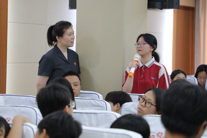 图为法院干警与同学们进行问答互动。