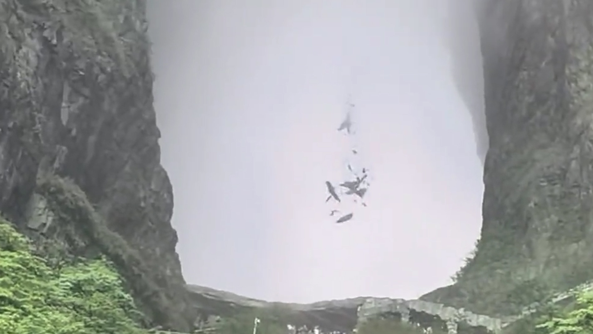 张家界天门洞山体岩石脱落，景区通报：石块坠落于无人区域，无游客受伤，系因岩体长期风化、雨水侵蚀导致，未发现其他坠石隐患
