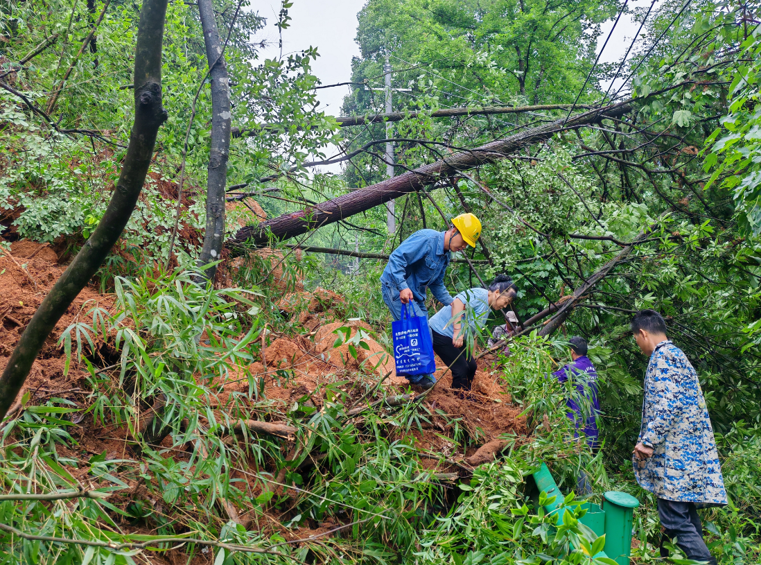 江西奉新:暴雨塌方路人被困 供电员工紧急救援