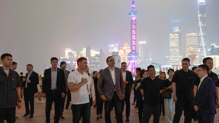 武契奇夜游上海黄浦江，打卡三件套