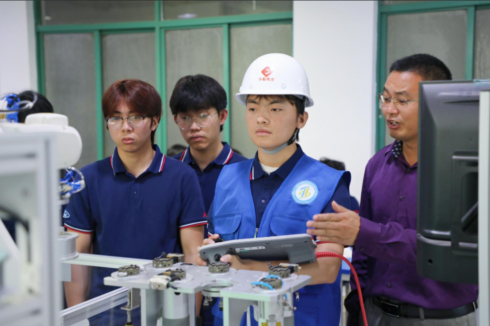 技能闪耀校园 匠心赋能未来——江西旅游商贸职业学院2026年职业教育活动周成果丰硕、亮点纷呈