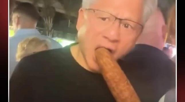 富豪的快乐就是这么朴实！黄仁勋夜市用“钞能力”买快速通，只为抢先吃一口烤玉米