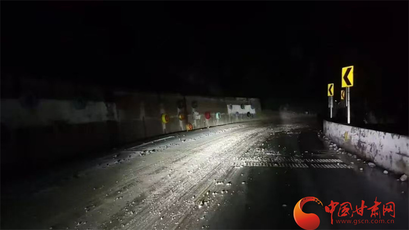 陇南抢通水毁路段