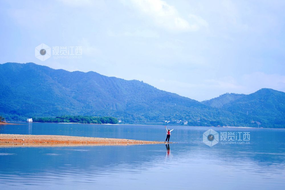 钤阳湖云浅水静,云影垂落湖面、与远山洲渚相映成趣,勾勒出清爽秀美的生态图景。