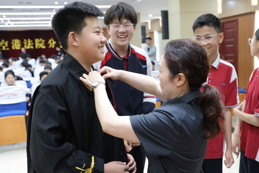 图为同学们参与模拟法庭体验。