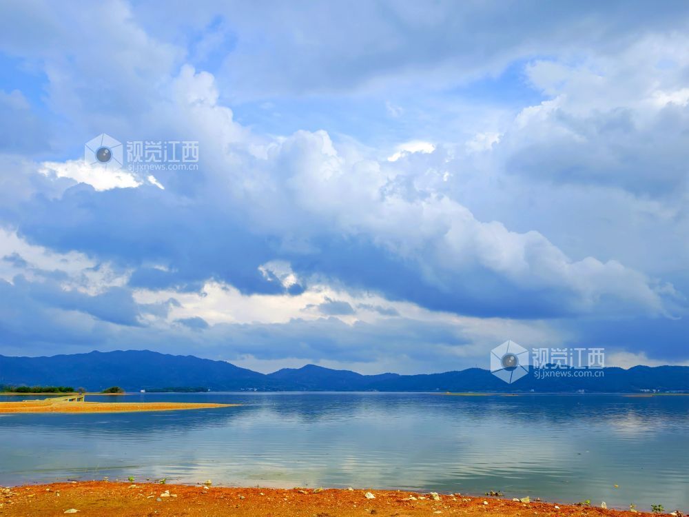 钤阳湖云浅水静,云影垂落湖面、与远山洲渚相映成趣,勾勒出清爽秀美的生态图景。