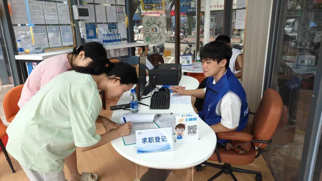 中山首个“招聘墟市”启用 昔日马路边招工变身一站式服务