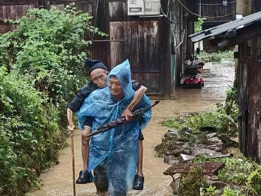 蹚水背出被困老人
