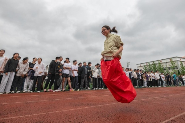 “趣”享运动“味”你喝彩——寿县寿春中学开展七、八年级趣味运动会(图2)